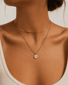 duas camadas de colares com choker fino e medalha pequena.