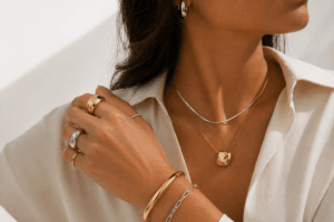Misturar joias dourado e prateado