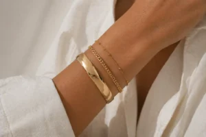 camadas de pulseiras com proporções equilibradas