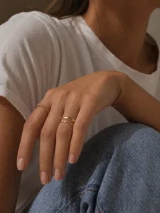 combinação casual com anéis texturados e lisos