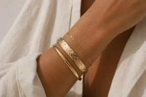 combinação de pulseiras texturadas e lisas