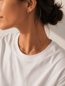 look casual com brincos pequenos tipo mini-argolas