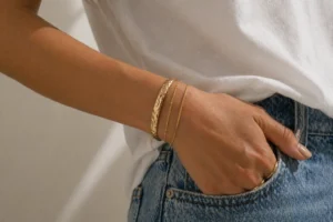 look casual com pilha de pulseiras equilibrada