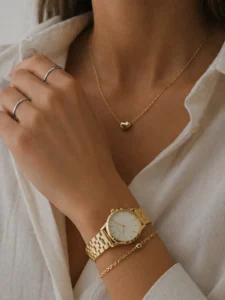 look com dourado dominante e apontamentos prateados.