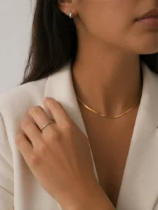 look de trabalho a misturar dourado e prateado