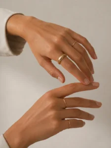 mãos com anéis de espessuras diferentes