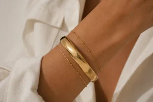 pulseiras no look com uma peça foco e duas de suporte